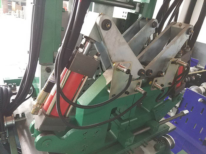 全自動(dòng)C/Z型鋼一體機(jī)又叫C/Z互換壓型機(jī),C、Z互換檁條機(jī)，是將C型機(jī)和Z型機(jī)合二為一的壓瓦機(jī)設(shè)備，為用戶提供的可通過(guò)PLC電腦控制在短時(shí)間內(nèi)實(shí)現(xiàn)C/Z兩種型號(hào)各種規(guī)格檁條互換生產(chǎn)的高自動(dòng)化檁條成型設(shè)備。正創(chuàng)品牌全自動(dòng)C、Z互換檁條機(jī)生產(chǎn)過(guò)程完全自動(dòng)控制，換規(guī)格時(shí)無(wú)須更換成型輥，徹底改變了使用C、Z兩種不同設(shè)備分別加工C、Z型兩種不同檁條的歷史，為用戶節(jié)省了大量的投資成本與場(chǎng)地空間。    C/Z互換檁條機(jī)產(chǎn)品亮點(diǎn)： 1、生產(chǎn)的C型檁條平直度好，具有良好的抗壓抗彎能力； 2、生產(chǎn)的Z型檁條可反向搭接安裝，連接點(diǎn)安裝強(qiáng)度加大； 3、全自動(dòng)電控系統(tǒng)設(shè)有報(bào)錯(cuò)裝置，確保生產(chǎn)線的安全穩(wěn)定； 4、驅(qū)動(dòng)采用減速電機(jī)加變頻控制，速度控制，定長(zhǎng)、定位準(zhǔn)確可靠； 5、可以輥壓CZ兩種不同型材，節(jié)約了用戶的購(gòu)買成本和場(chǎng)地空間； 6、無(wú)須更換成型輥便可實(shí)現(xiàn)兩種型號(hào)型材的轉(zhuǎn)換，速度快、效率高。  正創(chuàng)C、Z互換檁條機(jī)由導(dǎo)向、矯平裝置、2臺(tái)液壓沖孔裝置、液壓切斷裝置、電控系統(tǒng)、液壓系統(tǒng)等組成。該設(shè)備通過(guò)三個(gè)減速機(jī)，經(jīng)鏈輪齒輪固定轉(zhuǎn)動(dòng)固定軸，實(shí)現(xiàn)不同型號(hào)檁條的互換，可通過(guò)手工旋轉(zhuǎn)固定旋轉(zhuǎn)板來(lái)實(shí)現(xiàn)C/Z互換，檁條輸入的長(zhǎng)度、縱向孔距、數(shù)量等參數(shù)，設(shè)備即可進(jìn)行自動(dòng)沖孔、切斷、成型。全自動(dòng)C/Z型檁條機(jī)具有運(yùn)行穩(wěn)定可靠，沖壓孔精密度高，產(chǎn)量高，為廣大用戶帶來(lái)使用的便捷。  選型建議： 正創(chuàng)全自動(dòng)C/Z型鋼一體機(jī)整機(jī)外形美觀、生產(chǎn)效率高，生產(chǎn)速度達(dá)到20m/min，其他常規(guī)參數(shù)有：成型輥道數(shù)為12道、機(jī)組*大切斷寬度300mm、*大剪切厚度3mm，如有特殊需求，建議您隨時(shí)撥打正創(chuàng)服務(wù)熱線：138-6180-1880，公司專業(yè)技術(shù)人員將會(huì)根據(jù)您的要求提供給您*為滿意的答復(fù)。  全自動(dòng)C Z型鋼參數(shù)：